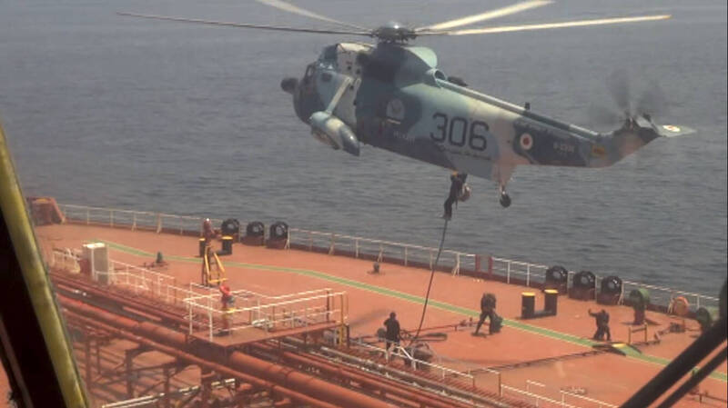 《伊朗国家电视台》释出海军突击队员搭直升机垂降扣押开往美国油轮影片。（美联）(photo:LTN)
