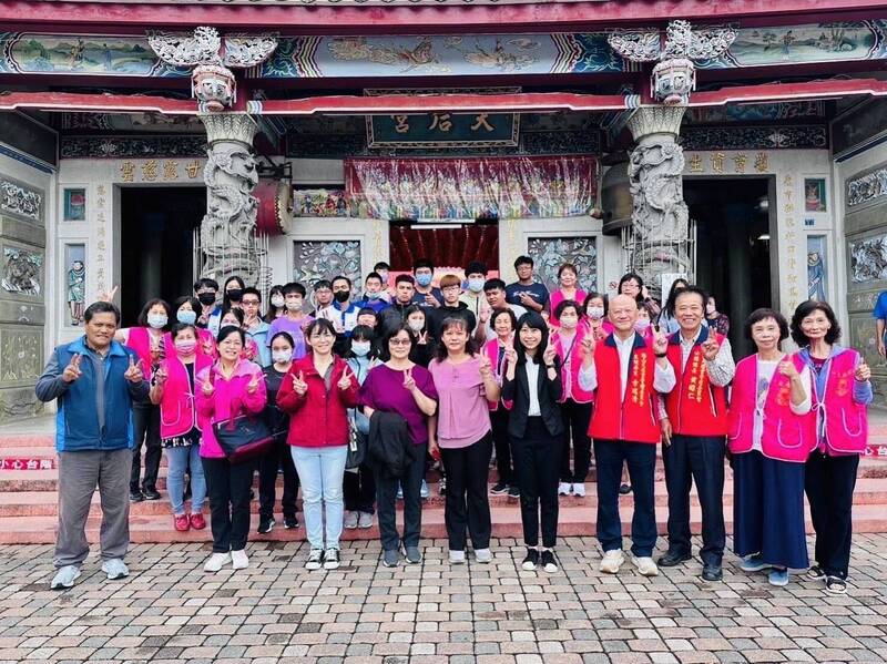 關山工商的考生們，在統測考試前，到「天后宮」祈福。（關山工商提供）