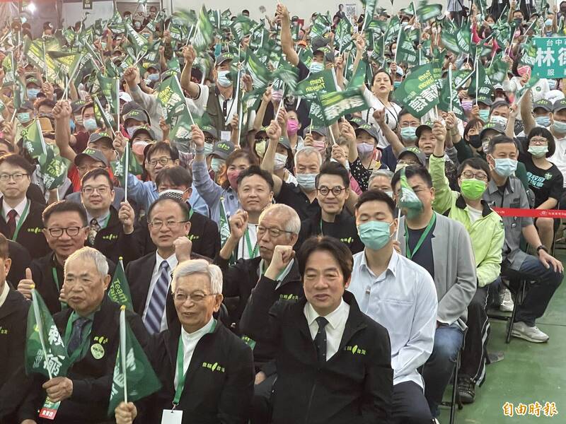 台中信賴台灣之友會今天成立，民進黨總統參選人賴清德（前排右一）呼籲選民，讓台灣成為民主世界的MVP。（記者蘇孟娟攝）