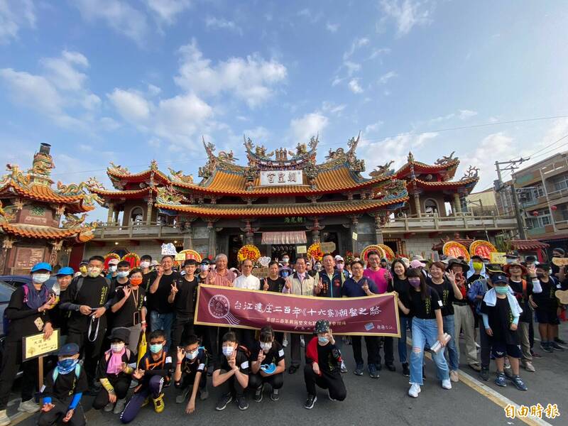 台南社大台江分校今天號召在地親師生首度踏上台江十六寮朝聖之路。（記者王姝琇攝）