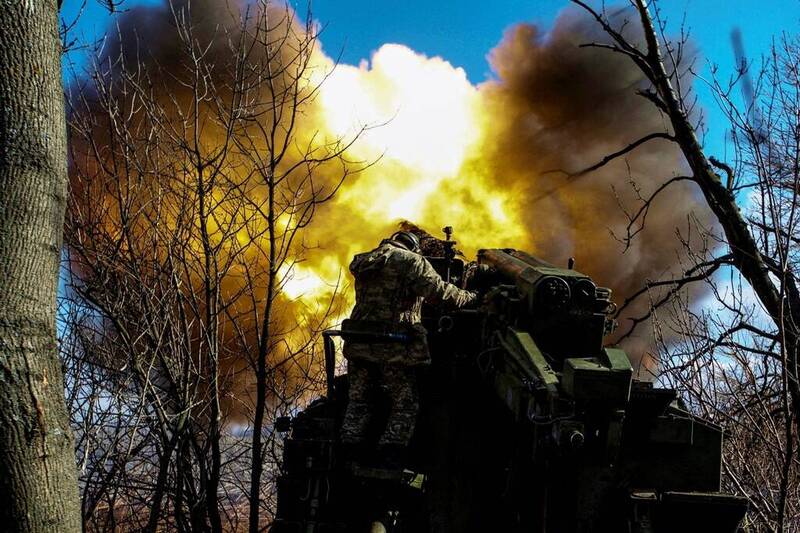 乌克兰坚持保卫已几乎受到俄军包围的乌东城市巴赫姆特。图为乌军5日在巴赫姆特近郊朝俄军阵地发射榴弹砲。（路透）(photo:LTN)