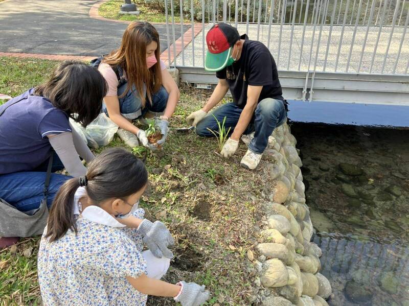 新竹縣持續鎖定竹北東興圳啟動社造，帶領鄉親認識東興圳水環境動植物棲地。（取自竹縣府官網）