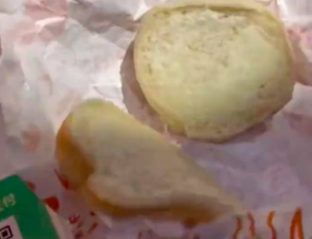 中国网友在山东服务区买到的「香酥鸡腿堡」，竟只有两片面包没有肉。（撷取自搜狐网）(photo:LTN)