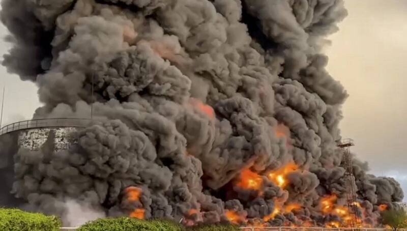克里米亚塞凡堡储油槽29日大火，由俄罗斯扶植的克里米亚政府指控是乌克兰无人机所为，乌军否认攻击，但表示储油槽大火是「来自神的惩罚」。（欧新社）(photo:LTN)