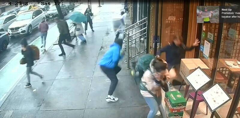 纽约曼哈顿街头昨传出枪响，吓得路人四处逃窜。（撷取至影片）(photo:LTN)