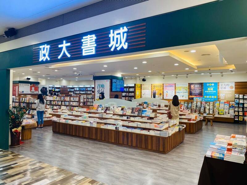 政大書城高雄夢時代店營運到五月底，愛書朋友一片惋惜。（記者王榮祥翻攝政大書城高雄夢時代店臉書）