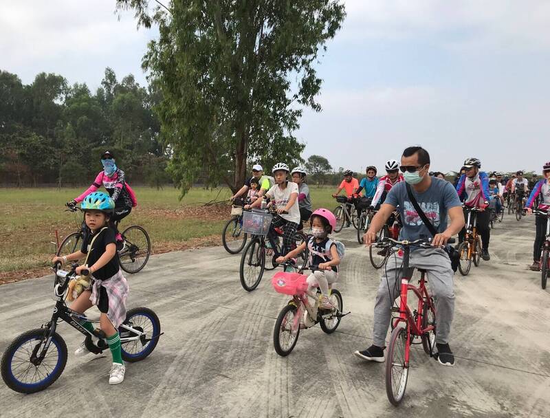 高市觀光局揪大小朋友一同騎乘單車穿梭岡山地區。（記者王榮祥翻攝）