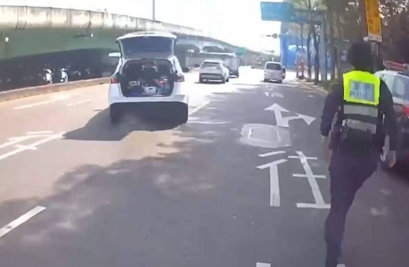 詹嫌不顧車門沒關飛車逃逸。（記者王冠仁翻攝）