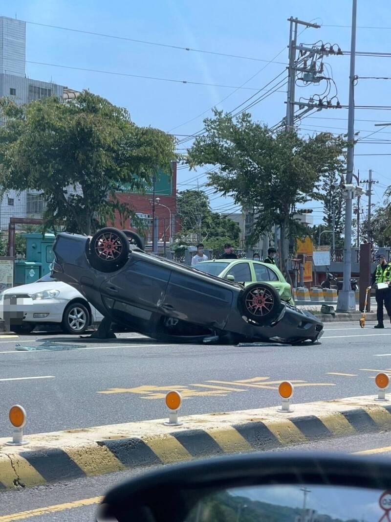 黑色小客車自撞路邊的2輛小客車後翻覆。（圖由民眾提供）