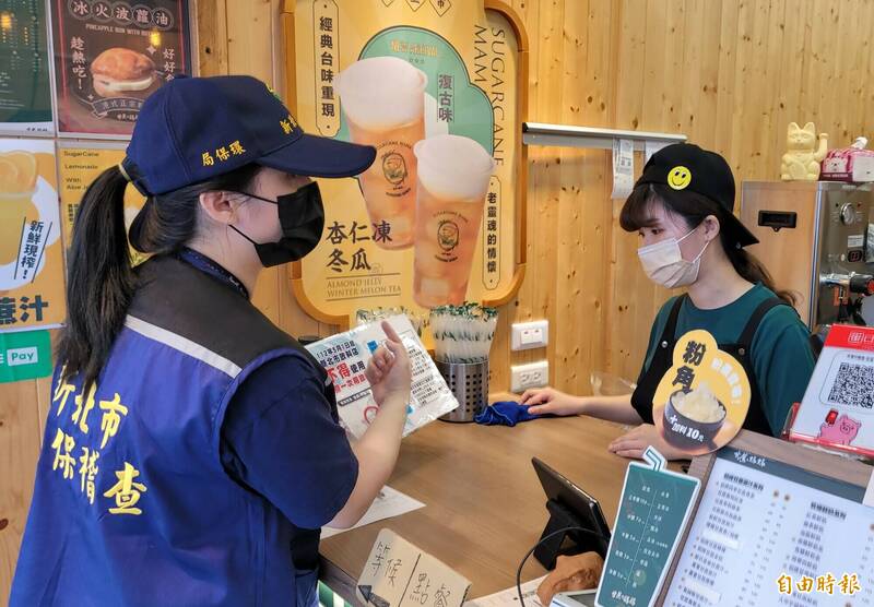 新北市即日起禁用一次性塑膠飲料杯，首日抽查市內147家業者，均符合規定。（記者甘孟霖攝）