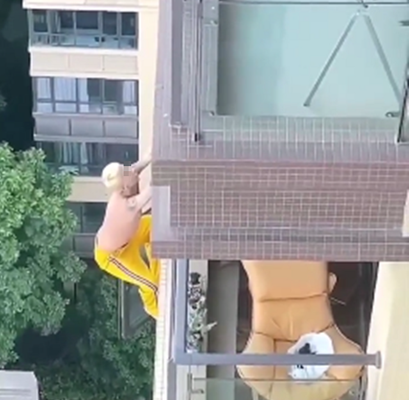 中国一名男子攀在大楼外墙上，不慎坠楼的惊悚影片在网上疯传。（图翻摄自推特）(photo:LTN)