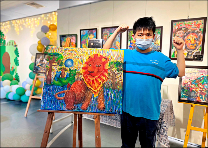 特殊教育學校學生黃清棣舉辦人生首場畫展。(新北教育局提供)