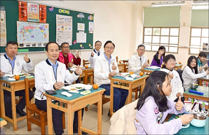 桃園市府運用超徵稅收分配款於「公私立國中小學全面免費營養午餐」。（資料照）