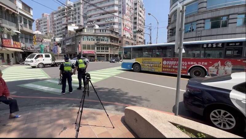 苗栗縣警察局統籌5個警分局及交通、保安警察隊等警力投入，首日取締路口不停讓行人等交通違規185件。（苗栗縣警察局提供）