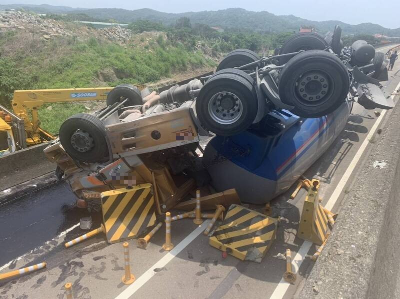 西濱後龍段車禍，混凝土車翻落機車道車頭「倒頭栽」。（民眾提供）