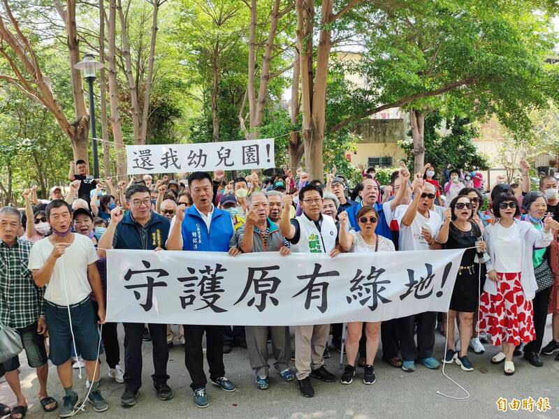 仁德文小一的幼兒園新建案被撤銷，地方反彈，拉布條抗議。（記者吳俊鋒攝）