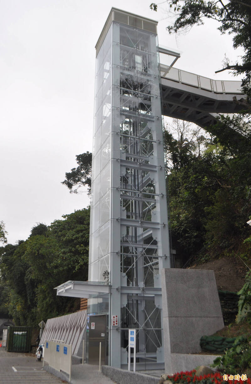 大溪中正公園景觀電梯頻繁故障，因零件要從國外進口，市府風管處預計5月中下旬修復完成。（記者李容萍攝）