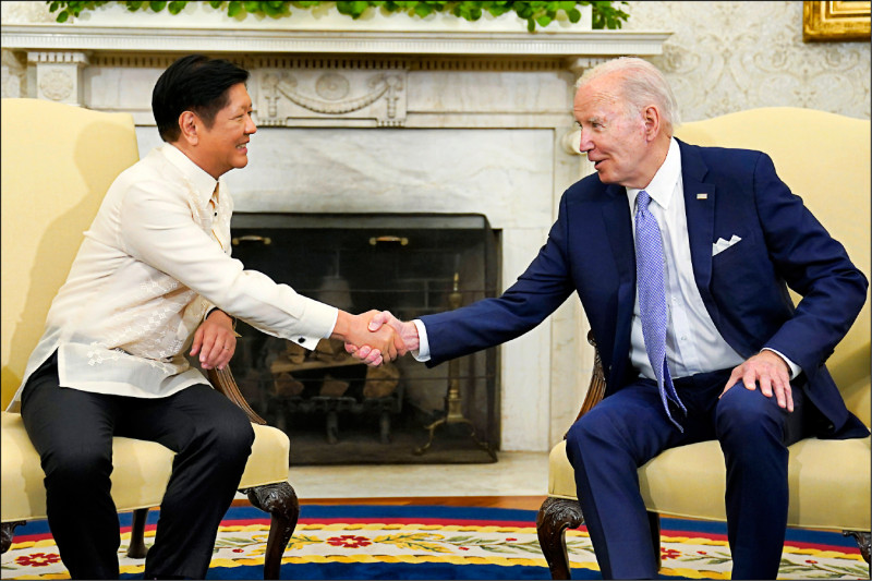 美国总统拜登一日与菲律宾总统小马可仕会谈，会后发表联合声明。（美联社）(photo:LTN)