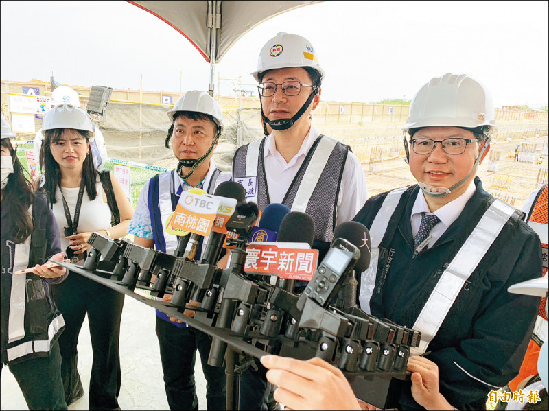 行政院副院長鄭文燦（右一）、桃園市長張善政（右二）視察桃園航空城區段徵收安置住宅進度。（記者余瑞仁攝）