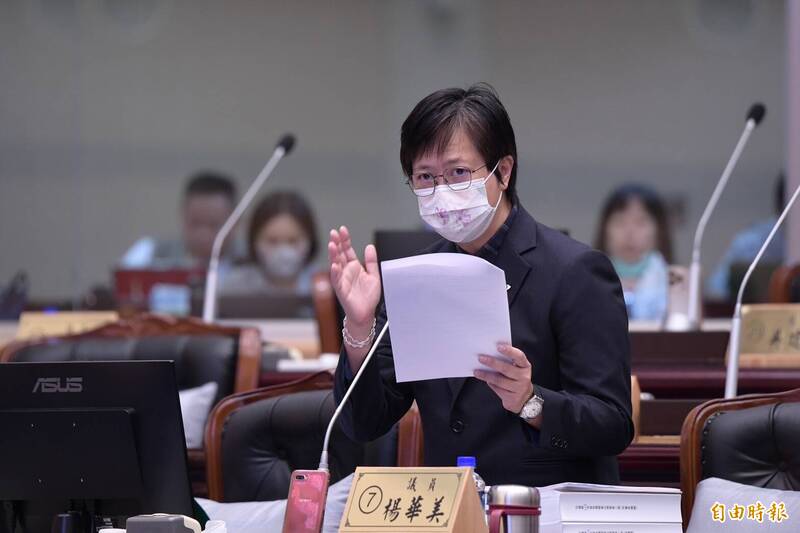 花蓮縣議員楊華美今天質詢，問到去年教師甄試「正取」被取消資格卻訴願翻案成功，希望縣府教育處今年辦理教師甄試要注意試務，秉持公平、公正的原則。（記者王錦義攝）