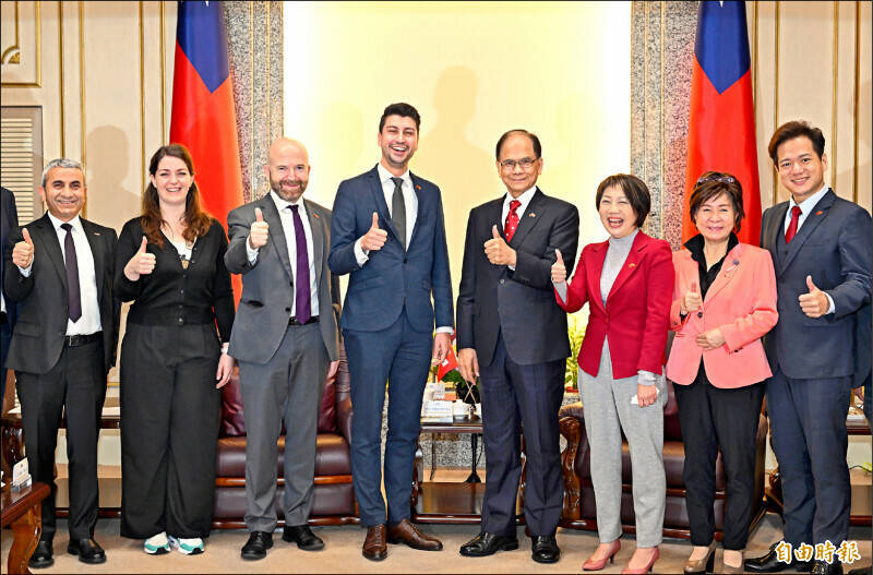 瑞士聯邦國會友台小組今年2月組團訪台，與立法院長游錫堃合影。左四為友台小組共同主席莫麟納、左三為共同主席議員瓦德。（資料照，記者田裕華攝）