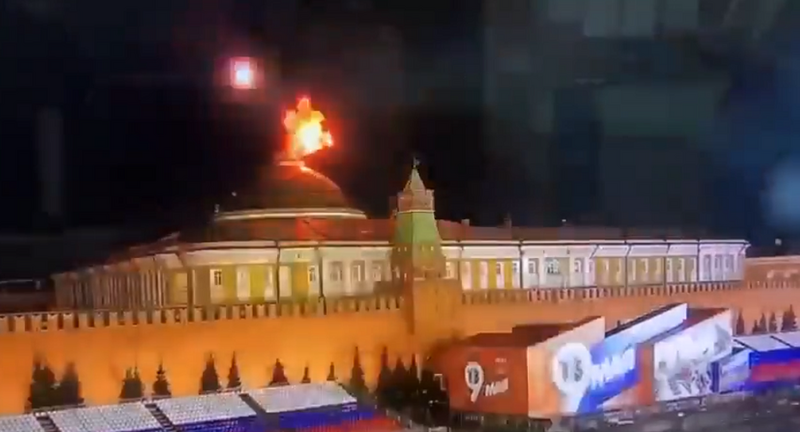俄羅斯克里姆林宮遭到無人機襲擊，屋頂可見到爆炸火光。（擷取自推特）