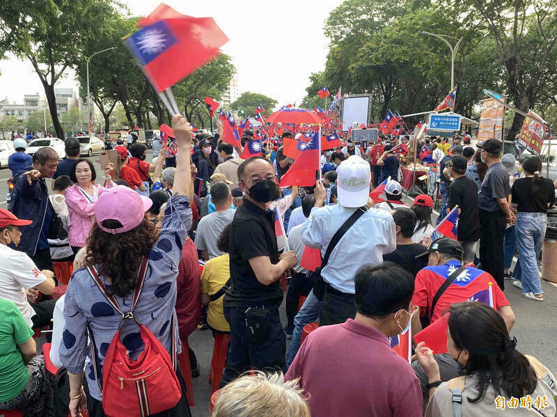 4月22日在高雄岡山的「捍衛中華民國，支持韓國瑜列入民調」造勢活動。（資料照）