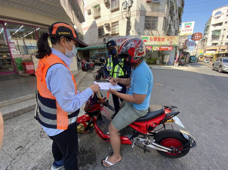 台中區監理所與警方合作，在微電車經常行駛出入的路口，加強攔查、取締。（圖由台中區監理所提供）