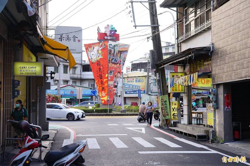 建基圓環6個路口皆劃上行人穿越道線及停止線。（記者陳彥廷攝）