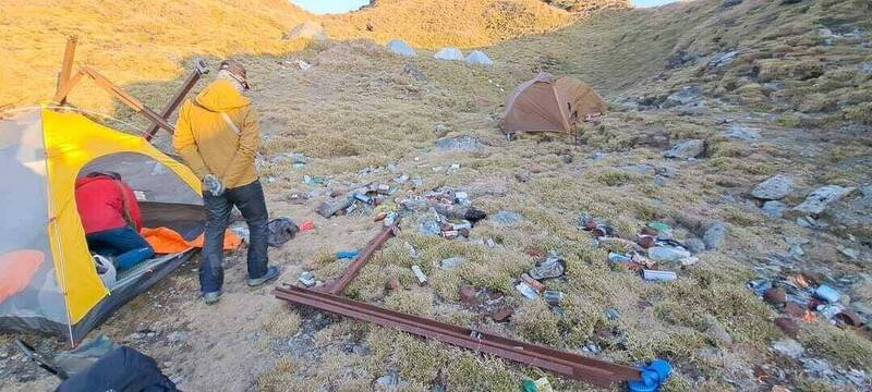 山友能安縱走，發現能高主峰後舊山屋營地竟是滿地垃圾。（臉書社團「登山通報站」Jason Chang提供）