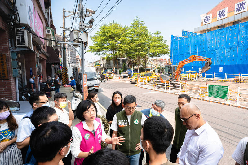 新北市府改造鶯歌火車站前人行廣場，但地方反映規畫不符民眾接送習慣。立法委員蘇巧慧今天（4日）邀集議員卓冠廷、議員蘇泓欽辦公室，以及交通部、台鐵局、新北市府召開協調會研擬方案。（蘇巧慧辦公室提供）