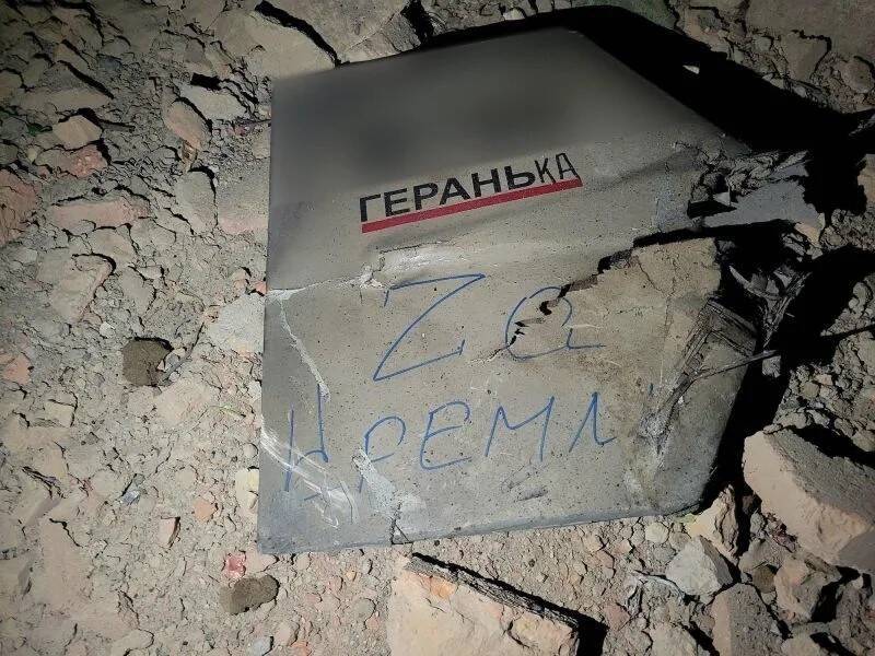 被乌军击落的无人机碎片上可以看见，机尾涂鸦写着「为了莫斯科」、「为了克里姆林宫」等标语。（撷取自乌克兰南方作战司令部脸书）(photo:LTN)