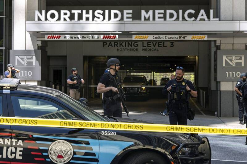 亞特蘭大醫療中心「Northside Hospital Medical Midtown」發生槍擊事件，警方緊急封鎖現場。（美聯社）