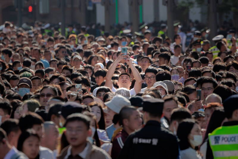 中国今年「五一假期」期间兴起一股「特种兵旅游」热潮，不少年轻人在旅途中不睡觉，一天跑完数十个景点等旅行方式在中国社群媒体上引起话题。图为5月1日上海出游人潮。（欧新社）(photo:LTN)