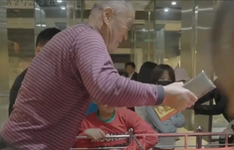 山东招远市文旅局推出「拿金砖」活动吸引游客，一名老人挑战成功，文旅局却摆烂耍赖。（图翻摄自微博）(photo:LTN)