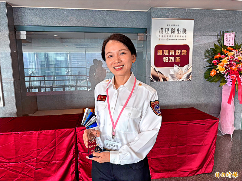 消防局護理師劉千惠獲頒教研貢獻獎。（記者甘孟霖攝）