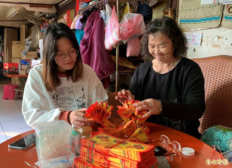71歲吳美玉獨力養大3個孫子女，獲選今年家扶基金會全國自強母親殊榮。（記者黃淑莉攝）