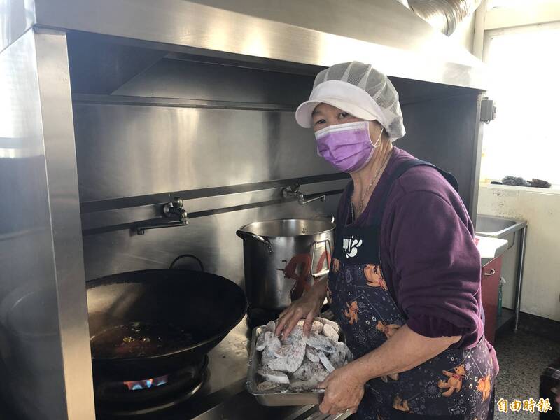 感謝鄰里多年來的幫忙，吳美玉在孫子女都長大後在村庄內長青食堂當廚工，以自己能力回饋社會。（記者黃淑莉攝）