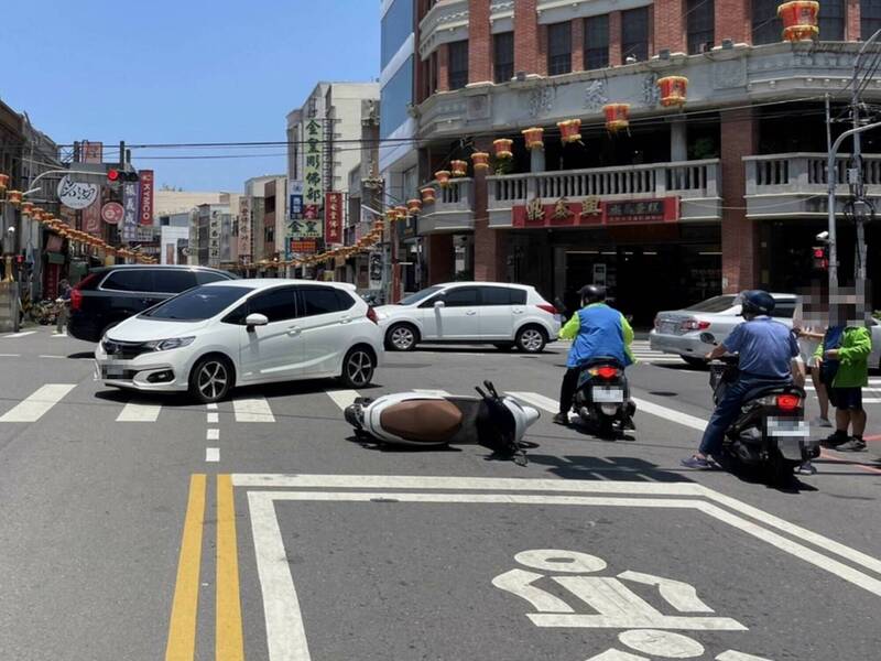1名機車騎士行經路口左轉處時停車，欲禮讓1名女性行人通過斑馬線，不料遭後方1輛左轉的轎車給撞飛受傷，引發網友議論。 （警方提供）