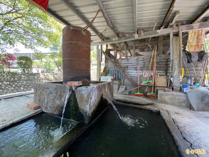宜蘭縣冬山鄉武淵村居民以鐵桶蒐集隨湧泉冒出的生物氣體，作為民生用途。（記者蔡昀容攝）
