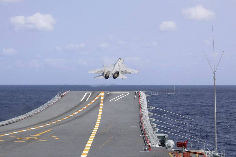 圖為中國海軍山東號航空母艦在西太平洋活動。（美聯社檔案照）