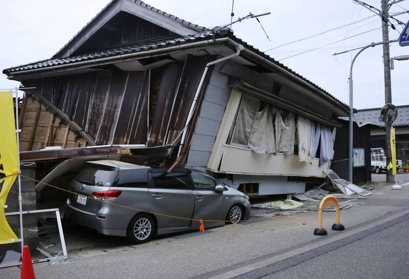 房屋倒塌壓毀汽車。（路透）