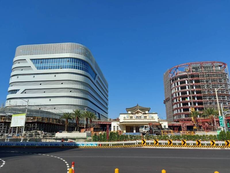 高雄車站周邊正興建商業、旅館二棟大樓，目標2027年正式營運。（台鐵局提供）