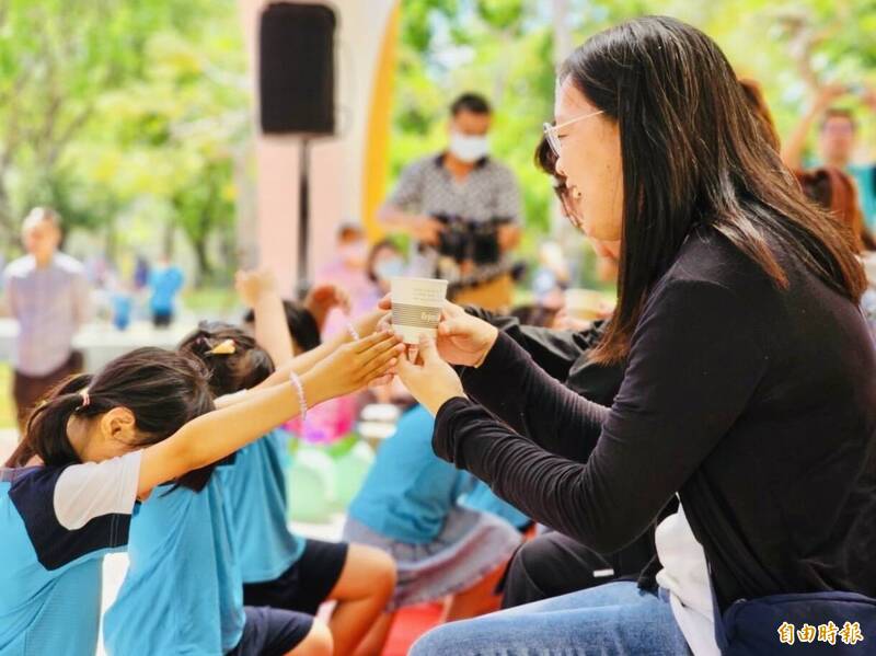 嘉義縣民雄鄉立幼兒園小朋友為母親奉茶表達感恩。（記者蔡宗勳攝）