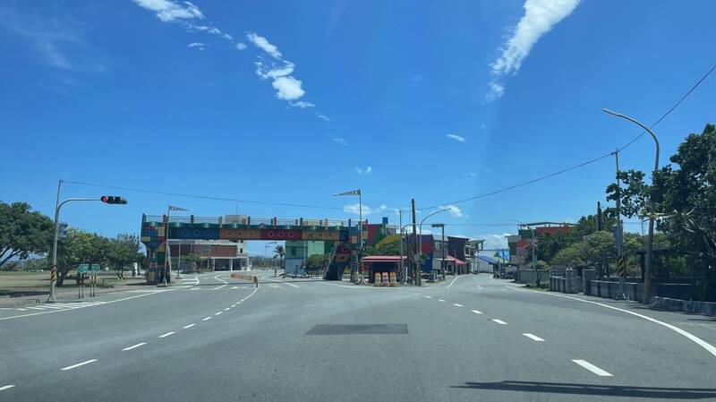 今天立夏中午飆出39.7高溫，大武鄉民閃嘸路，街道空無一人。（民眾提供）