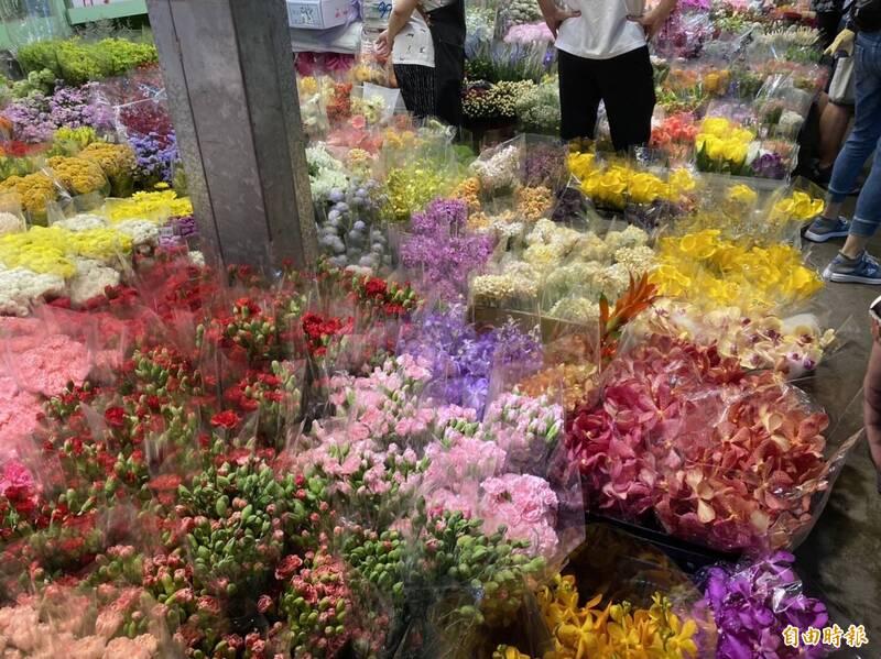 除康乃馨外，台北內湖花市也有其他具祝福涵義、繽紛美麗的鮮花可選。（記者楊心慧攝）