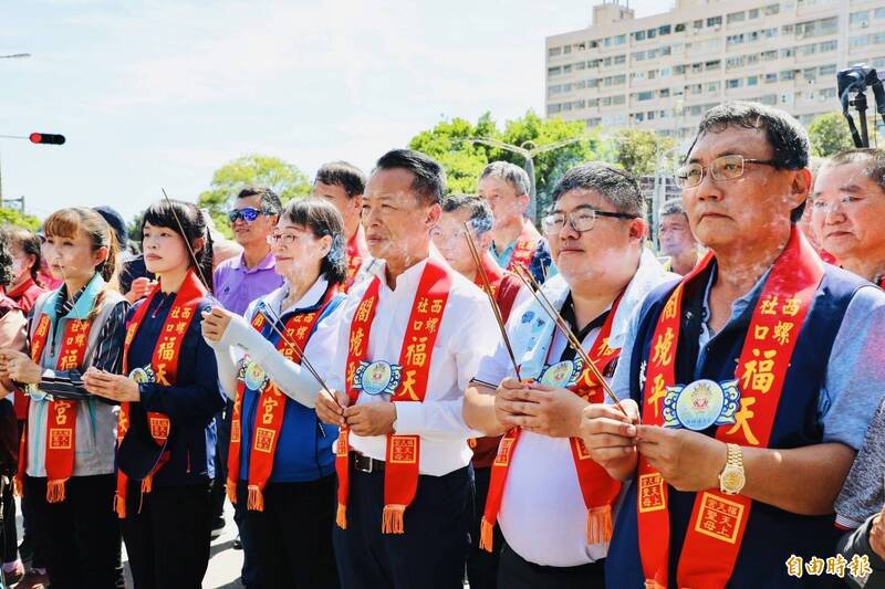 嘉義縣長翁章梁（前右三）等人在朴子藝術公園盛大接駕社口媽。（記者蔡宗勳攝）