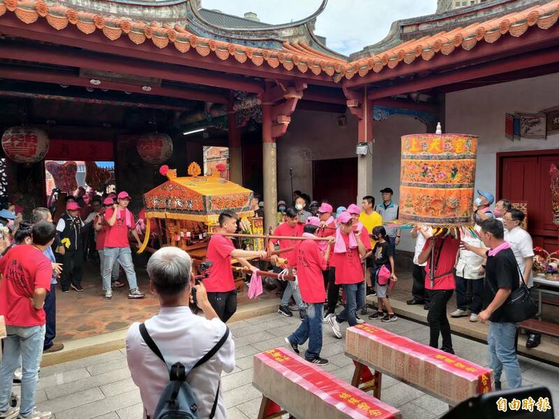 新竹市內天后宮竹塹媽祖文化祭今天登場，吸引3000人隨轎遶境。（記者洪美秀攝）