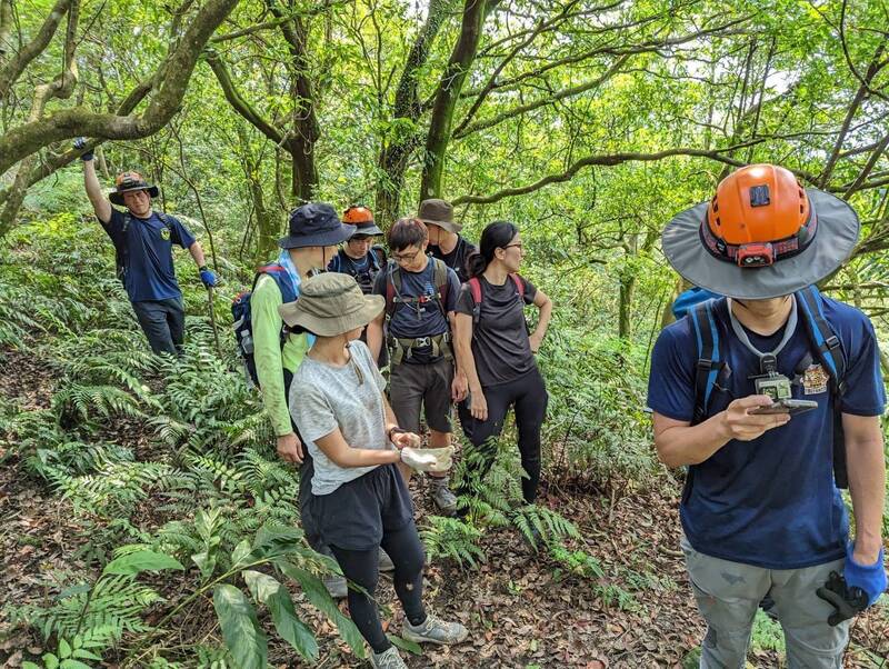 5名登山客今天一早結伴爬汐止區姜子寮山，爬到一半發現迷路了。新北消防局第六救災救護大隊獲報出動19名警消馳援救出。（記者林嘉東翻攝）　