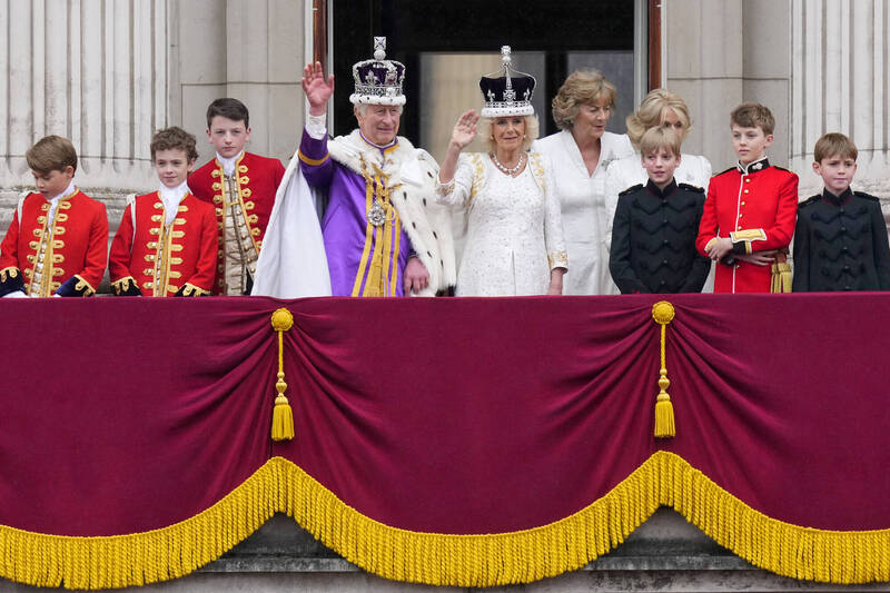 加冕典禮結束後，王室成員們在白金漢宮的陽台上向群眾揮手致意。（美聯社）